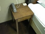 ベッドサイドテーブル