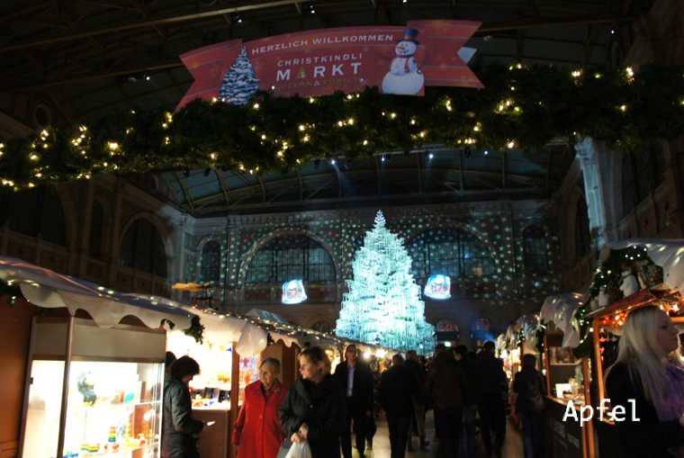 スワロフスキーのクリスマスツリーをお見逃し無く チューリッヒのクリスマスマーケット開催中 スイスの街角から スワロフスキーのクリスマスツリーをお見逃し無く チューリッヒのクリスマスマーケット開催中 スイスの街角から