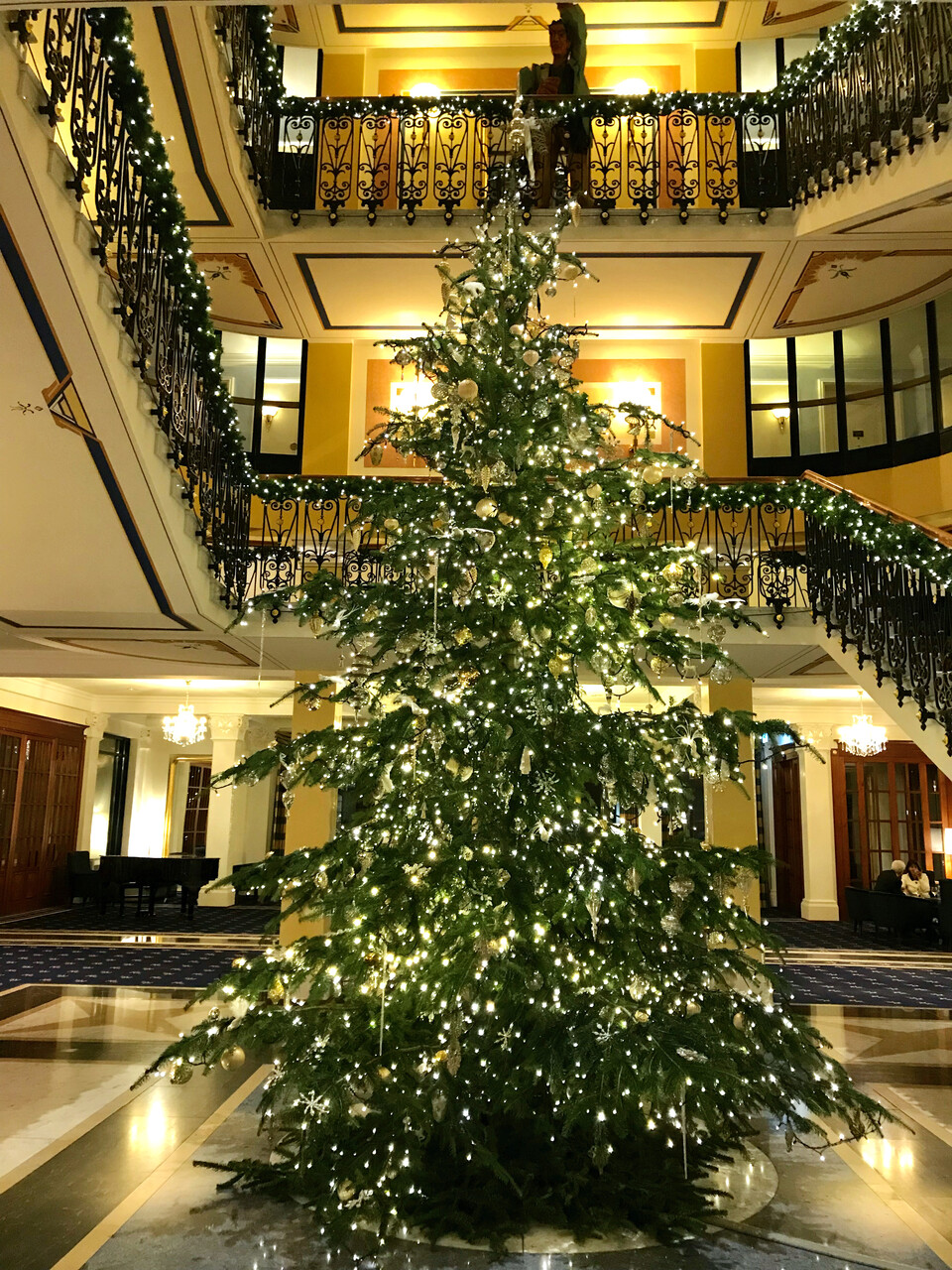 クリスマスツリーはいつまで飾る？ : スイスの街角から