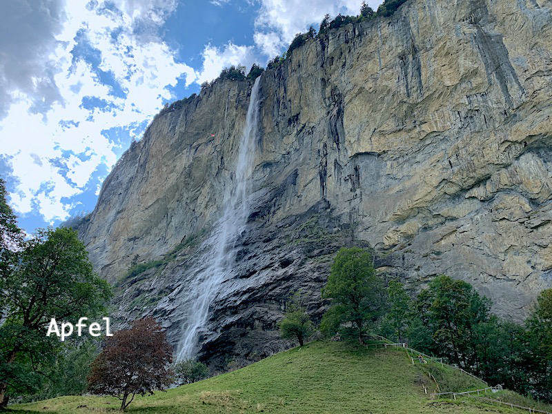 谷間の村ラウターブルンネン 絶壁を流れる滝を違った角度から眺めてみた シュタウプバッハ滝 スイス スイスの街角から