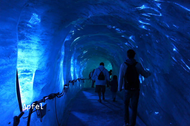 氷河を滑る 氷上河川の流水データによる氷河融解モデルの高精度化 | ザイレム
