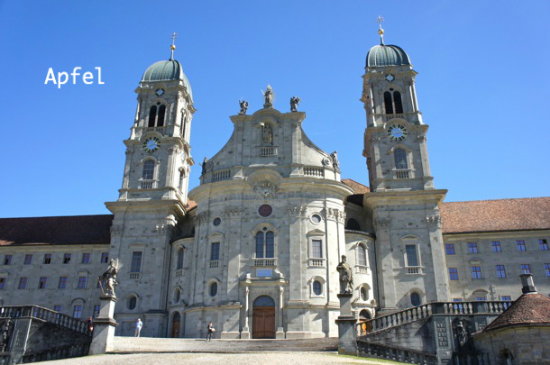 スイスアンティーク ♧ アインジーデルンの黒いマリア像 ♧ ブラックマドンナ アインジーデルン その2〜黒いマリア様は、バービーよりも衣装