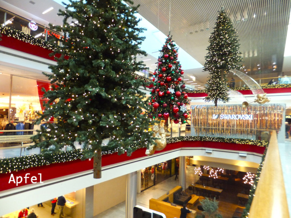 スケートリンクが出現したショッピングモール Glatt In Zurich スイスの街角から