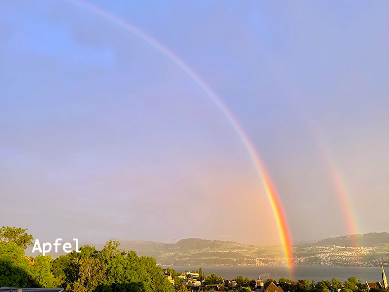 雨上がりの虹 スイスの街角から