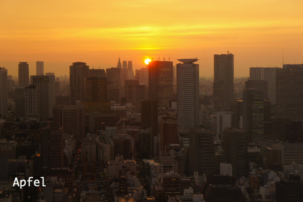 東京に沈む夕陽 都会の夕焼け空 スイスの街角から