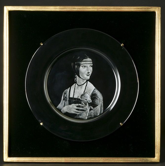 貂を抱く女（噴画；中国南京の伝統技法、特殊材の焦げ目で表現、永久に変色しない） 貂を抱く女（噴画；中国南京の伝統技法、特殊材の焦げ目で