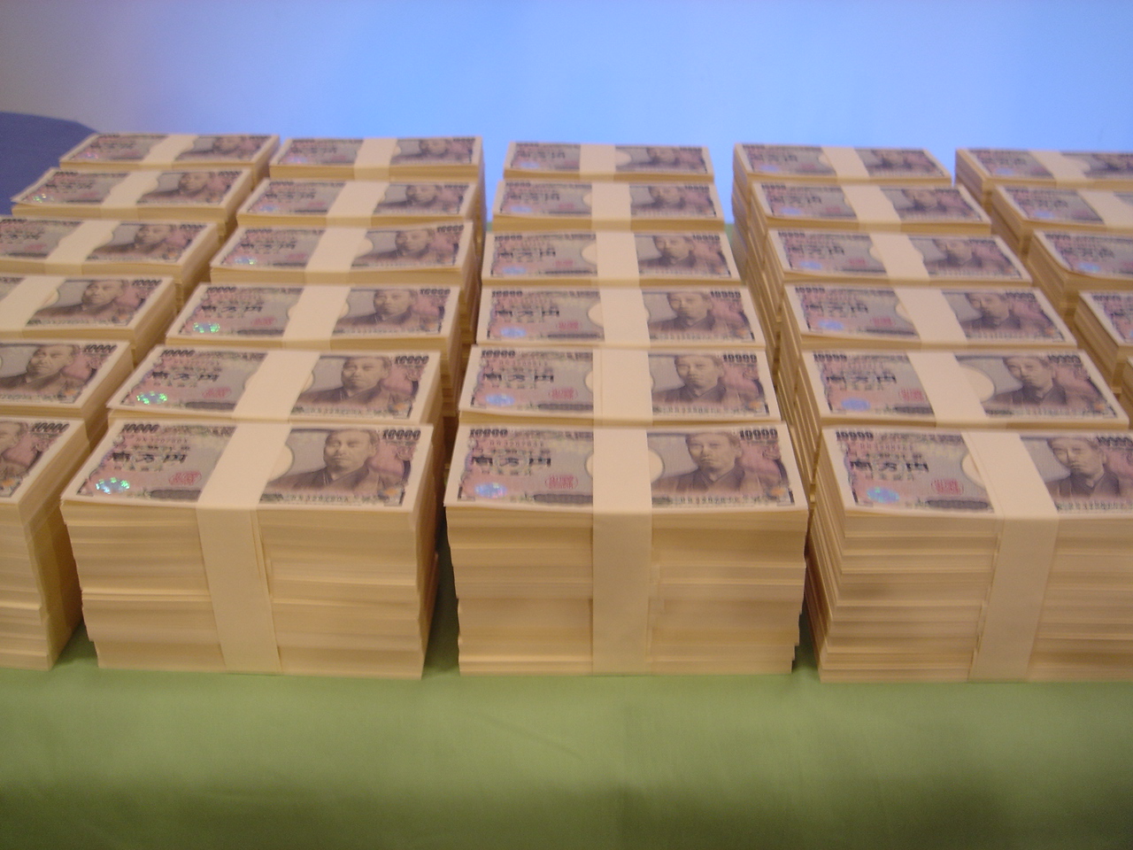 現金3億円を激写 新米利酒師えり子の 誘惑の一滴 ひとしずく 現金3億円を激写 新米利酒師えり子の 誘惑の一滴 ひとしずく