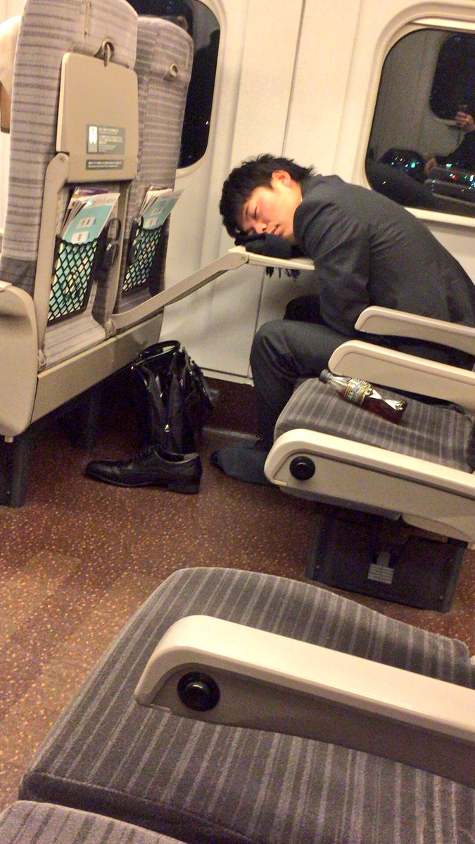 電車内で携帯を構える人物の手元