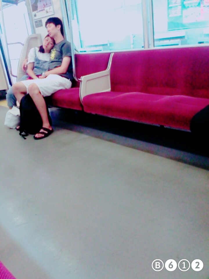 電車にめっちゃキモいカップルいるんだけど また女が盗撮する トラウマ速報 電車にめっちゃキモいカップルいるんだけど また女が盗撮する トラウマ速報
