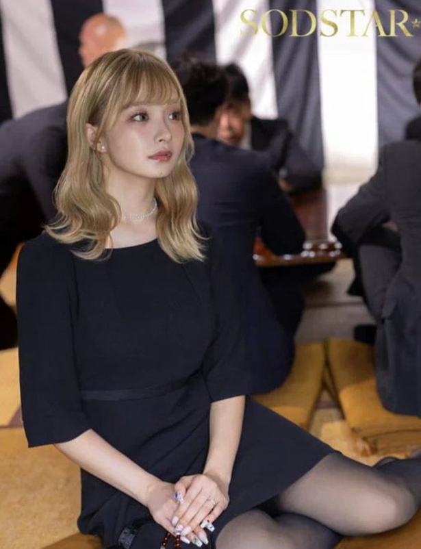 【画像】法事にとんでもない格好で出席する美女さん現るｗｗｗｗｗｗｗｗ