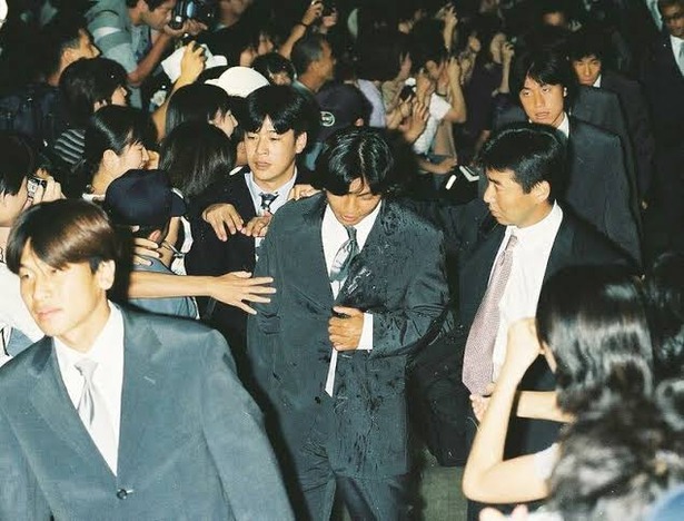 【悲報】城彰二とかいう日本が初めて出たWカップで予選落ちしただけでファンから空港で水をぶっかけられた漢ｗｗｗｗｗｗ