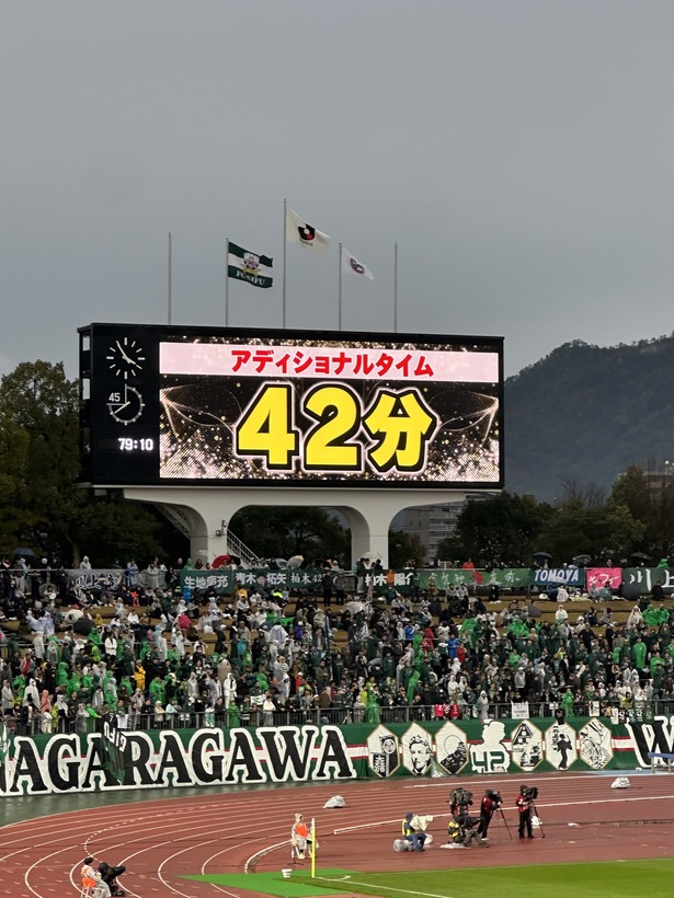 【悲報】サッカーの試合で世界新記録を達成！　アディショナルタイム42分の異常事態！