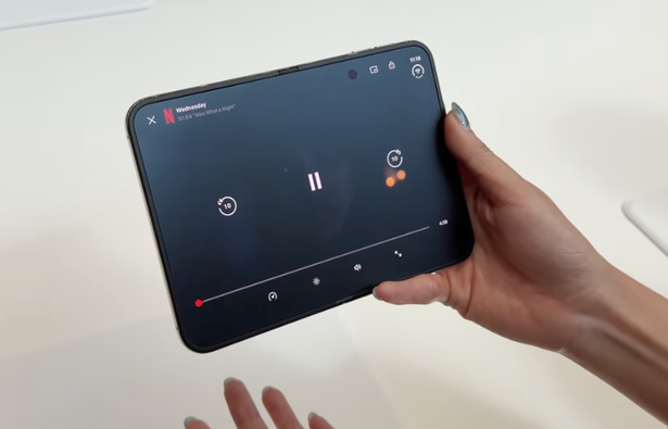 【画像】iPhone Duo（折りたたみ）の折り目…ヤバすぎるｗｗｗｗｗｗｗｗ