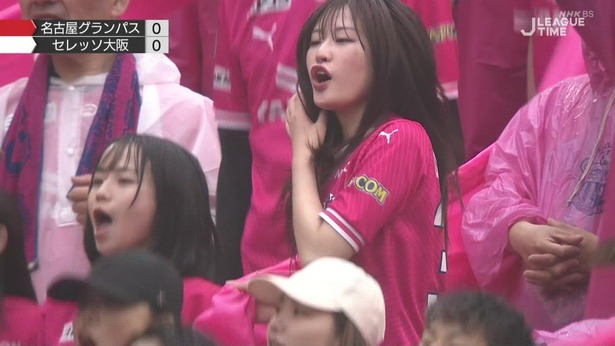 【画像】サッカー中継でお色気女子キターｗｗｗｗｗｗｗｗｗｗ