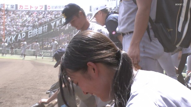 【GIF】カメラマン「邪魔！砂拾ったらさっさと帰って」甲子園球児「すみません...」