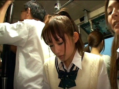 【女子高生】「痴漢を見せつけられた女子高生が発情してしまう！」【無料エロ動画】のトップ画像