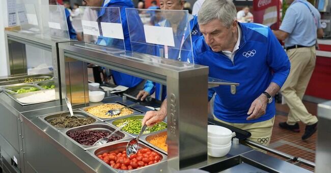 パリ五輪村のヘルシー食堂、「肉を出せ!」不満続出で計画修正 「東京はよかった」の声も