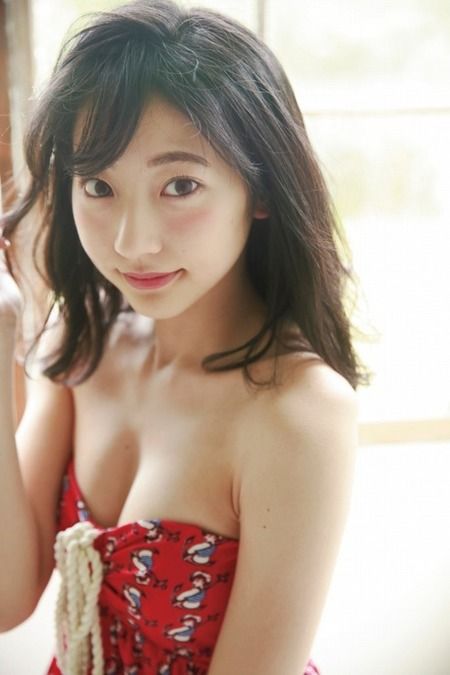 【神画像】武田玲奈の「マガジン」ショートパンツ・へそ出し姿がエロすぎるwwwwww
