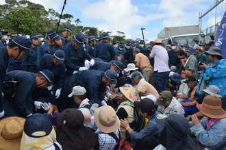 【ヘリパッド】「工事遅らせてやる!」サヨク市民怒りの路上座り込み → 通行妨害だと機動隊に排除される