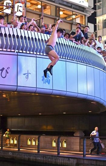 【Ｗ杯出場決定でサポーターら歓喜】道頓堀川に次々飛び込み！サポーター「気持ちいいです。伝説を残したかった」