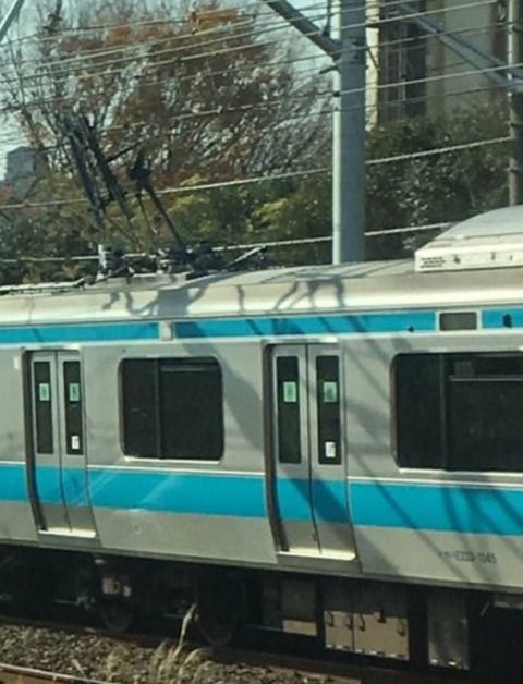 【悲報】京浜東北線、架線断線で運転見合わせ「バキバキに折れてる」影響で京急の現在がヤバい事に・・ディズニー状態