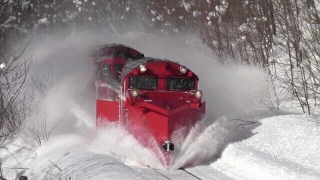 撮り鉄「ラッセル車が盛大に雪を飛ばす絵が欲しいなぁ　…せや！」  [2/7]