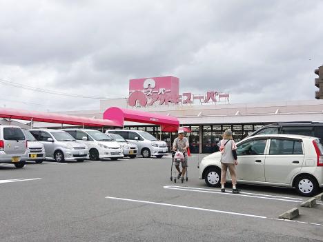 スーパーの駐車場でおばちゃんを轢いてしまった→慌てて車から降りて声を掛けようとしたら…