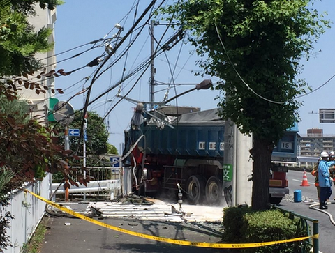【画像】東京都多摩市にある関戸橋付近でダンプカーが電柱をなぎ倒す事故発生！ その影響で、停電も発生した模様