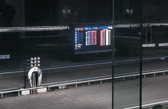 金沢競馬、係員が消灯タイマー『午後7時』を『17時』と間違えレース中に照明が消えて大惨事になる