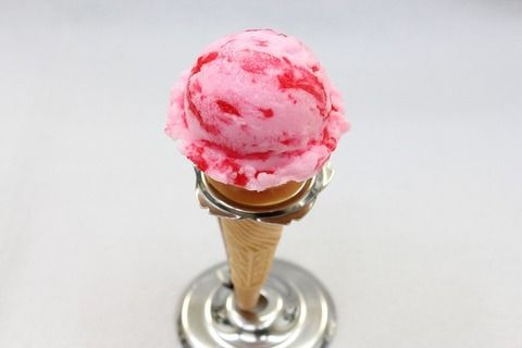 【悲報】BBC、女性が抱える容器に入ったアイスの色がピンクだっただけで、苦情が殺到してしまう