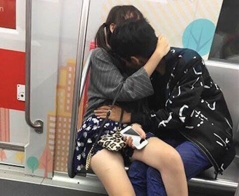 【画像】地下鉄でいちゃつくカップル、限界突破ｗｗｗｗｗｗｗｗｗｗｗｗｗ