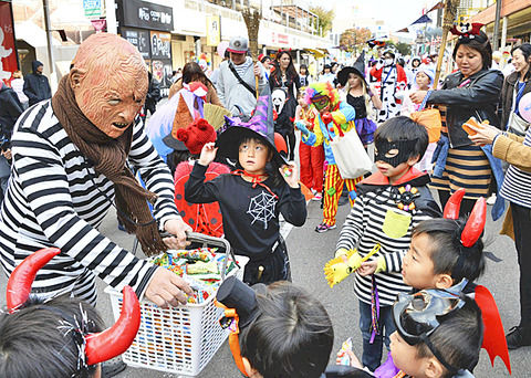 東京の渋谷とは比べ物にならないＪＲ福島駅前のハロウィーンの様子がコチラｗｗｗ