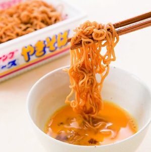 普通焼きそばに生卵いれるやな?