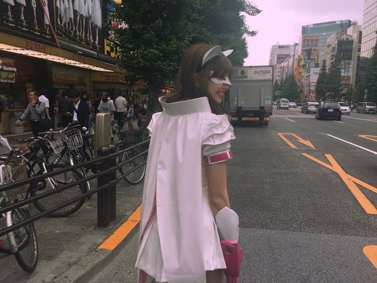 【AKB48】総選挙で話題のにゃんにゃん仮面のコスプレをした小嶋陽菜がゲリラで秋葉原に現れるも・・・誰にも注目されてない件【画像あり】