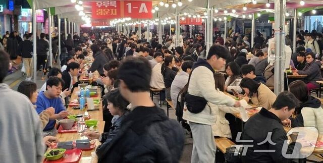 韓国のラーメン祭りに35万人来場…外来客4割・消費額28億ウォン ［1/10］