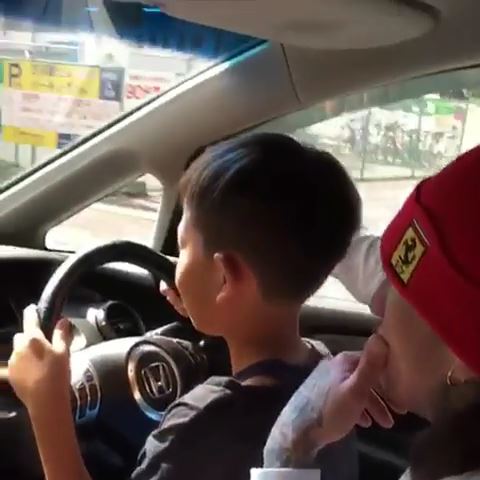 【動画アリ】刺青男さん、子供に車を運転させてしまう