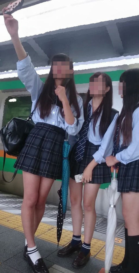 【悲報】最近のJK、ソックスが短い