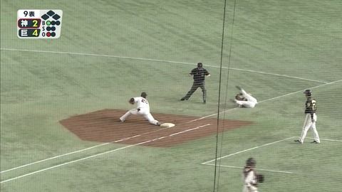 【悲報】阪神糸原、ファーストの足にぶつかる
