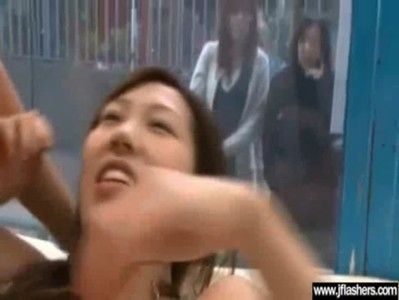 マジックミラー越しでファックする女!周りの目が気になるのか照れながら感じてます!!