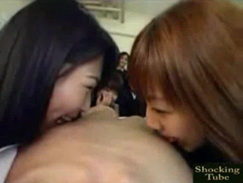 僕以外全員女子!乳首を指でなでなでされて、チンポをしゃぶられて・・・おしっこかけられまくるのきもちぃいいいいい!