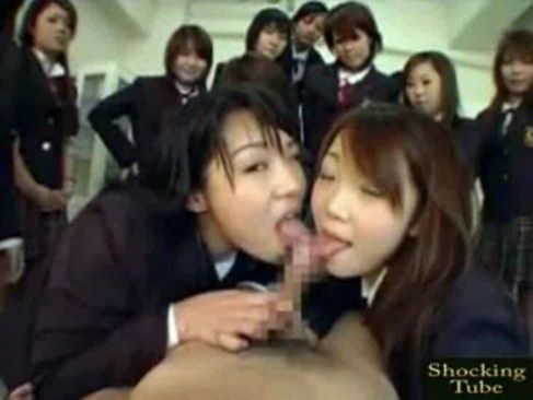 僕以外全員女子!乳首を指でなでなでされて、チンポをしゃぶられて・・・おしっこかけられまくるのきもちぃいいいいい!