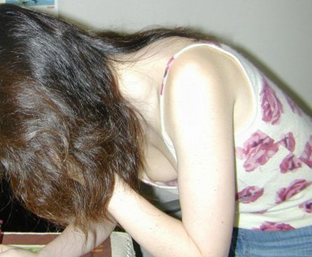 乳首チラ　胸チラ 胸チラの谷間に乳首が見えるエロ画像 : 無料エロ画24