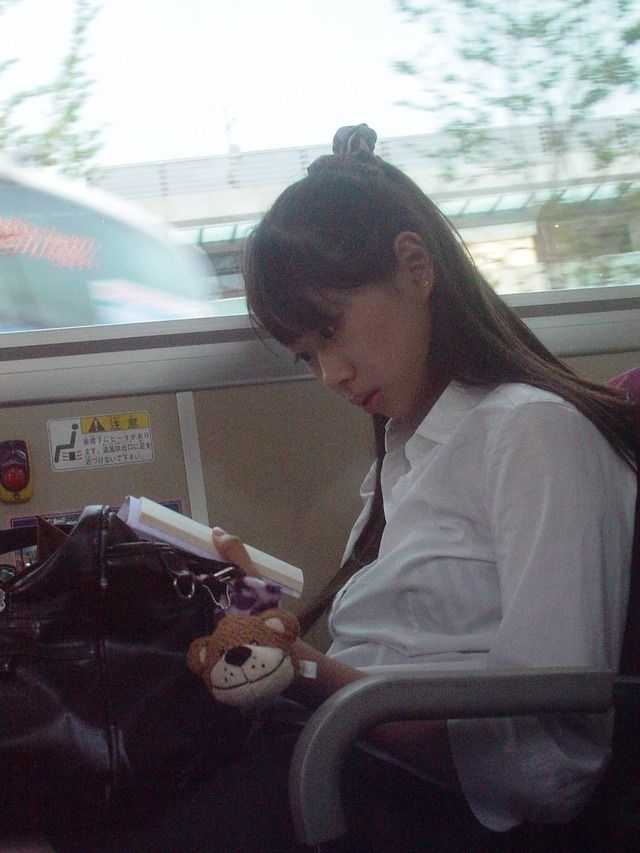 盗撮 電車内で隠し撮りされたっぽい画像 ｊｋやギャルの太もも胸チラ 絶妙なショット 素人特集 エッチ大好きな素人たち