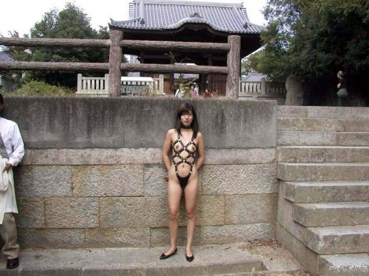 牝豚 野外調教 調教クラブ・・・野外編!!メス豚が拘束され街に出ます : SM奴隷町