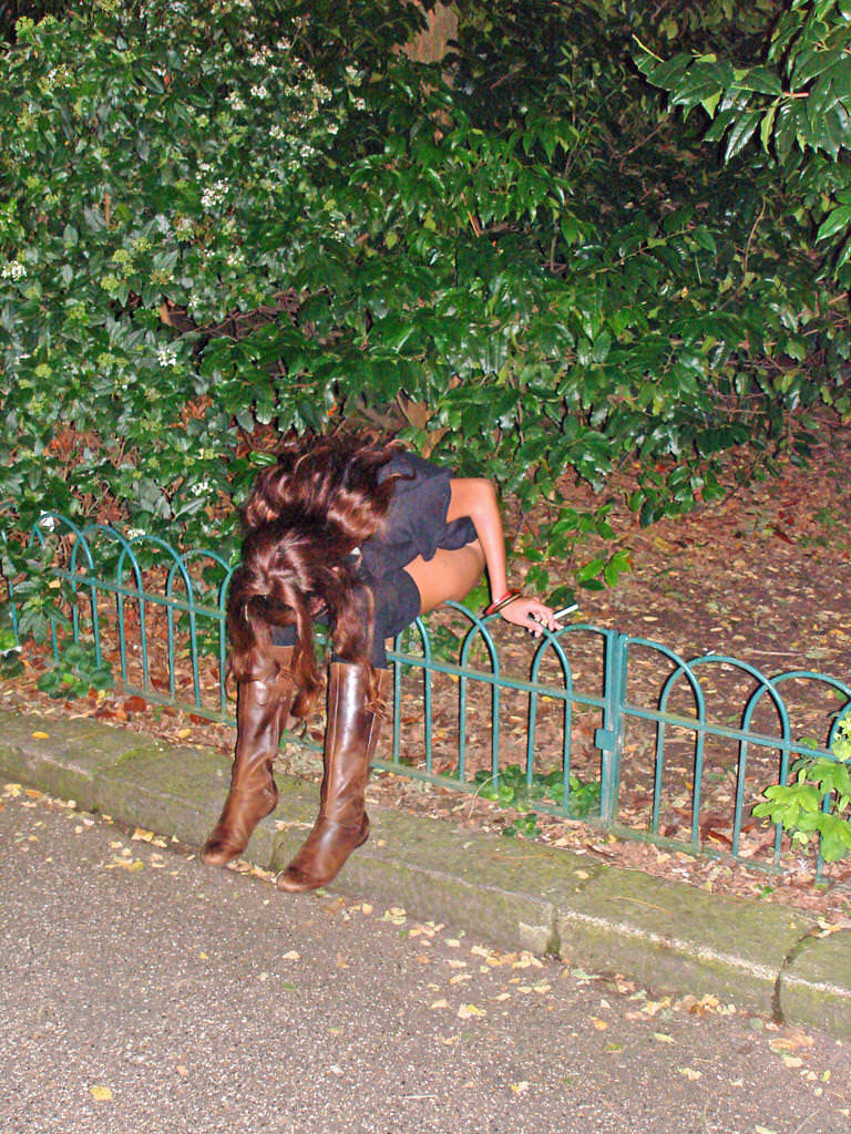 牝豚　野外調教 調教中のメス豚に野外で放尿させる！！メス豚マ○コはヌレヌレ : SM奴隷町