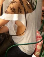 【乳首 エロ画像】おっと素人娘が胸チ…いや、乳首だ！乳首が見えている！