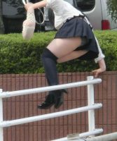 【パンチラ エロ画像】ついつい目がいってしまう素人さんのパンチラ！