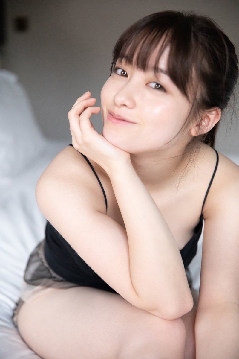 橋本環奈(20)の背中ドレス姿や写真集未公開カットがエロいｗｗ【エロ画像】