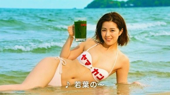 柳ゆり菜が青汁ＣＭでエロ水着を着る