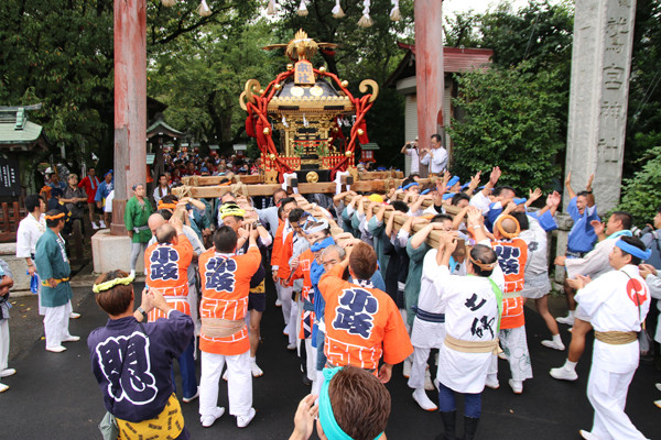 土師祭2014 千貫神輿、神社鳥居前出発